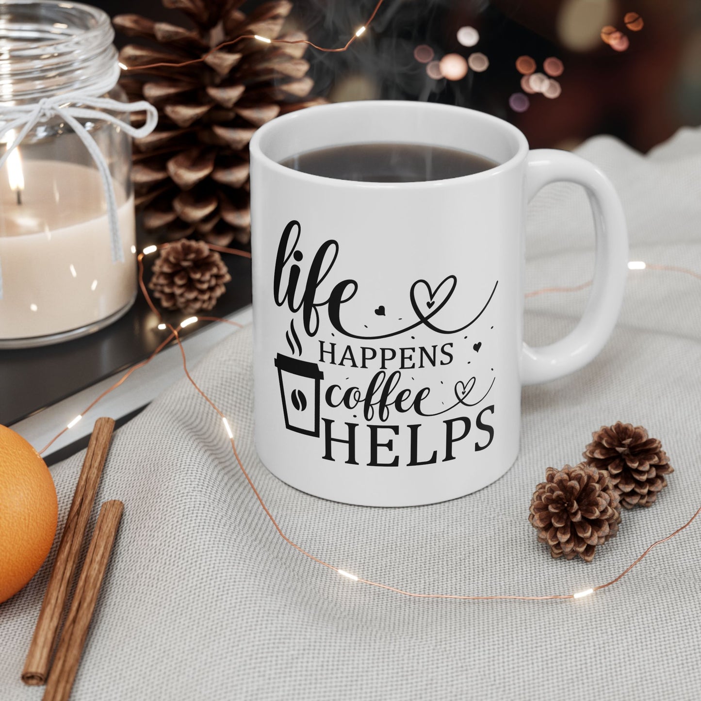 Bedruckte Kaffeetasse – 11oz (330 ml) – "Coffee Helps" – robust & stilvoll