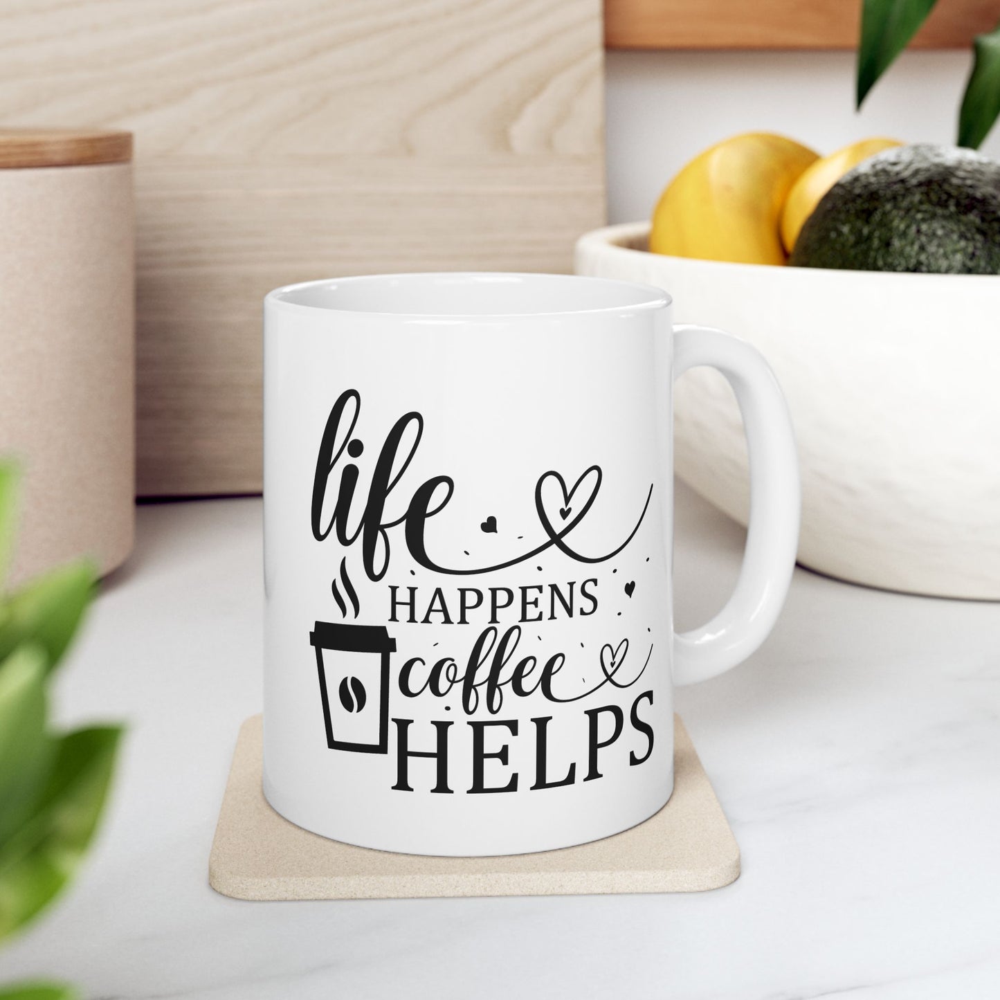 Bedruckte Kaffeetasse – 11oz (330 ml) – "Coffee Helps" – robust & stilvoll